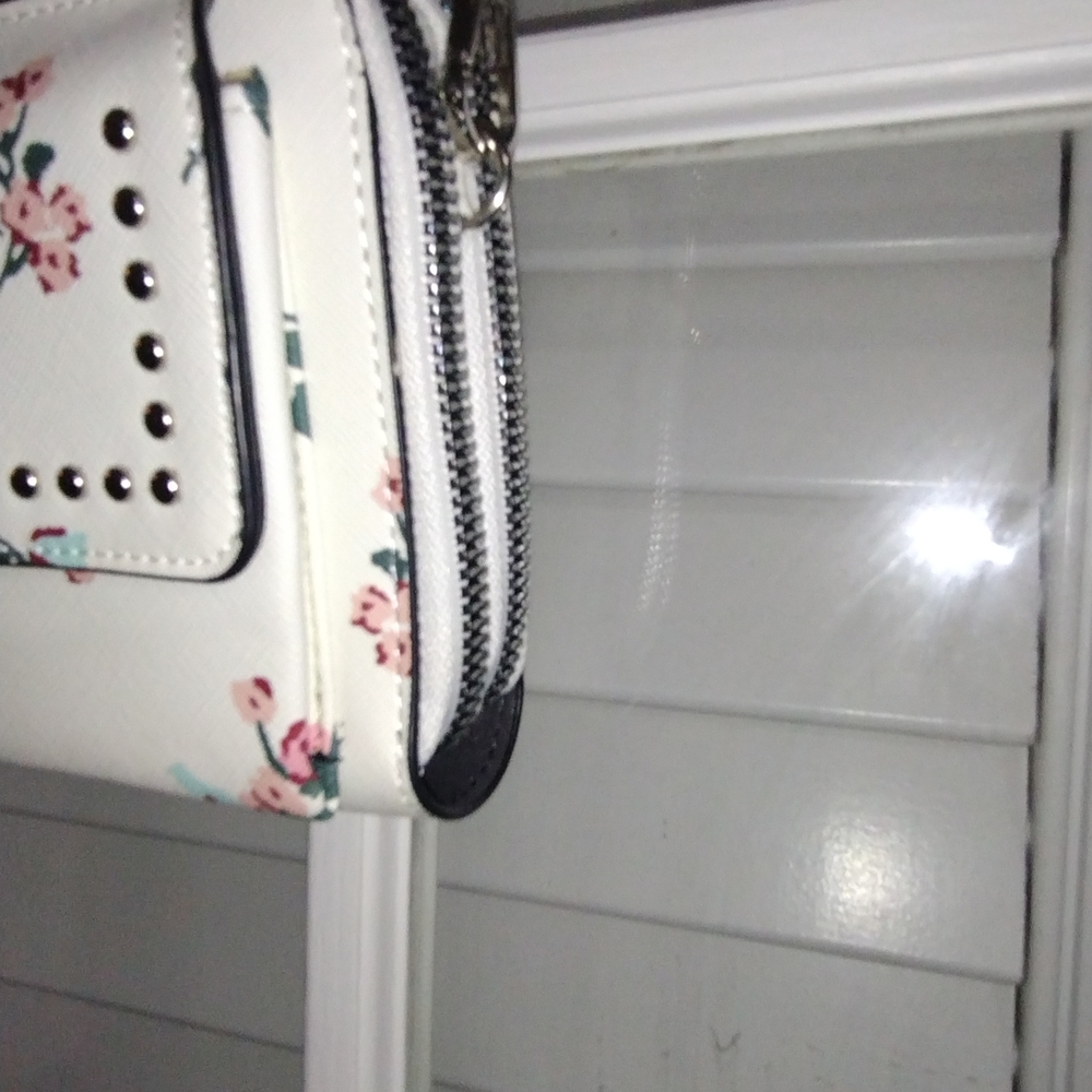 Elegant Floral Crossbody Bag with Stud Accents - Picture 6 of 17